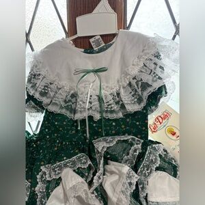 Toddler 2T 
Green and White Lace Dress